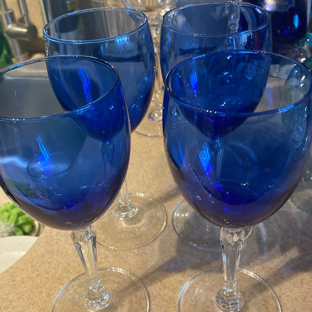Vintage Cobalt Blue wine glasses set of 4. Excellent condition 7.5 inches tall